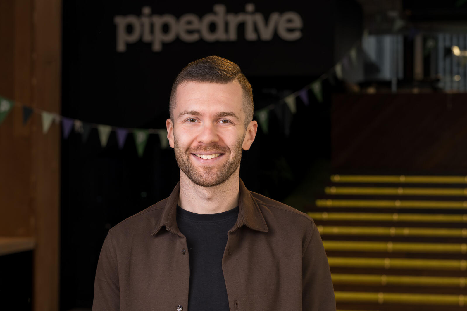Pipedrive Pipedrive töötaja ametiportree ettevõtte kontoris