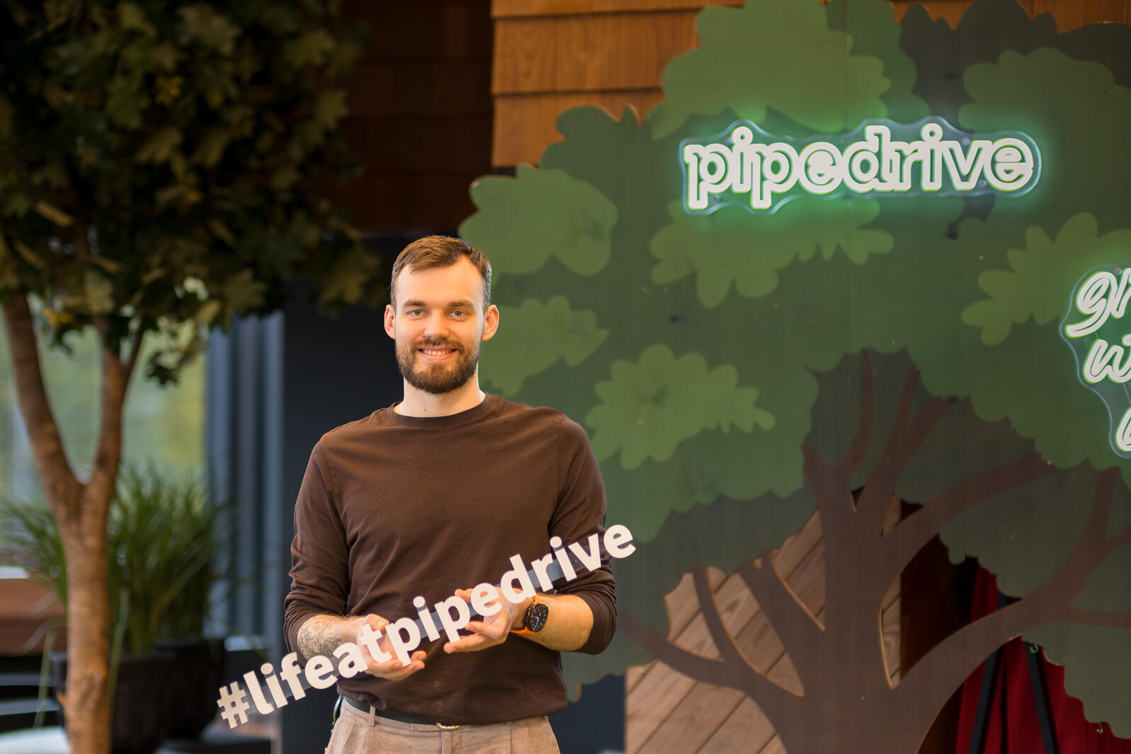 Pipedrive töötaja bränditud kontorialal Life at Pipedrive sildiga