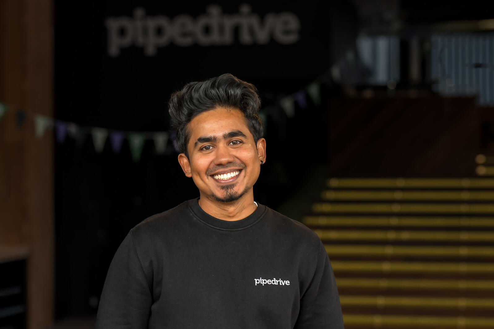 Pipedrive Naeratav Pipedrive töötaja ametiportree ettevõtte kontoris