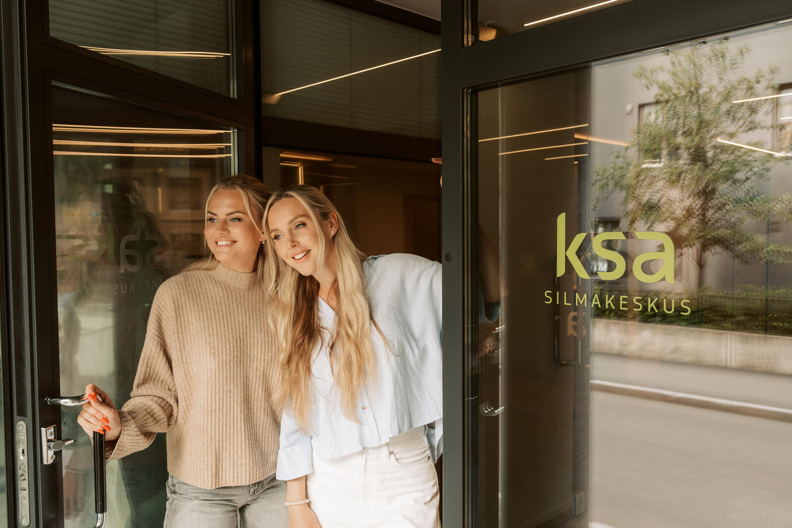 Kaks naisklienti KSA Silmakeskuse sissepääsu juures