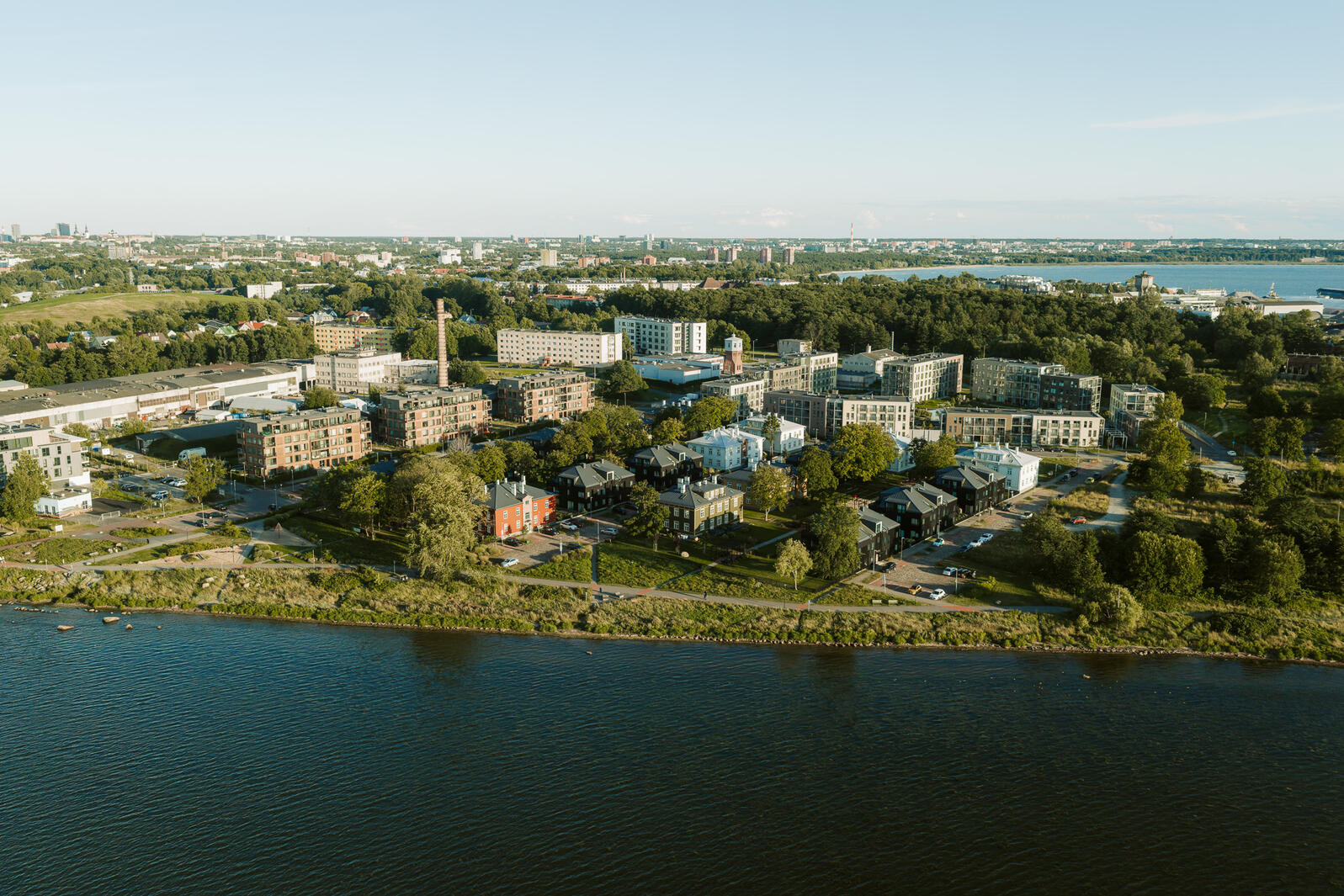 FUND Ehituse kinnisvaraarendus ja ümbritsev linnakeskkond mere ääres droonilt vaadatuna.